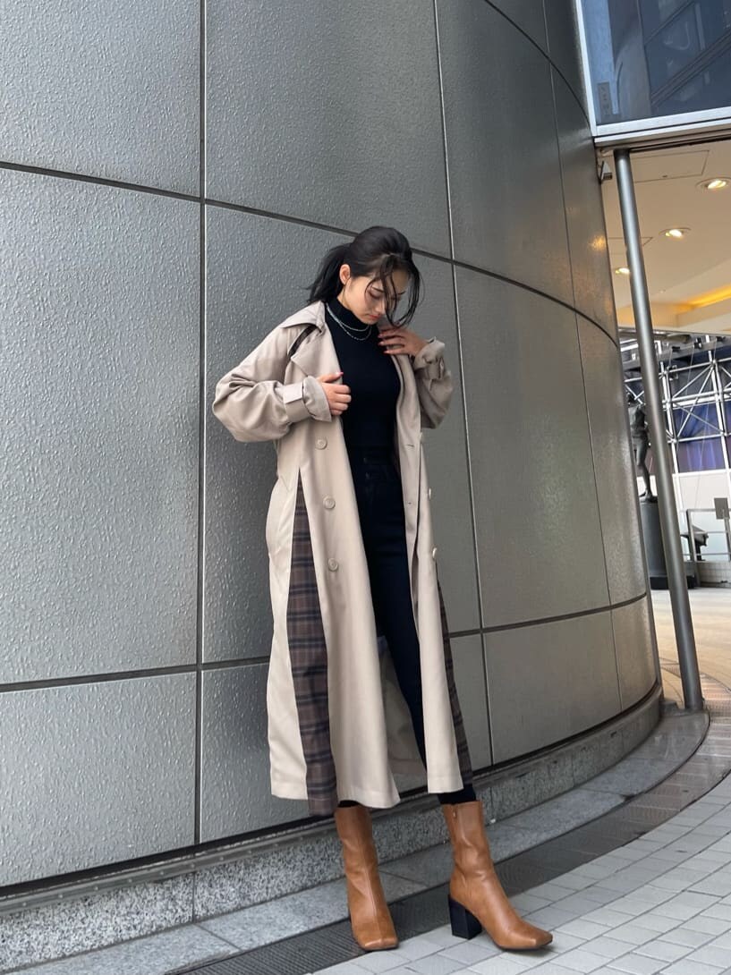 ベージュ系のトレンチコート、ブラック系のTシャツ/カットソー、ブラック系のデニムパンツを着用したレディースの夏コーディネートの4枚目の写真