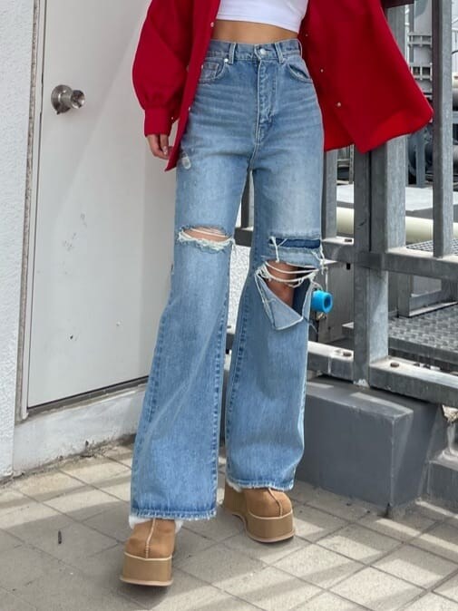 ブルー系のデニムパンツ、ベージュ系のスリッポン、レッド系のシャツ/ブラウスを着用したレディースの秋コーディネートの7枚目の写真