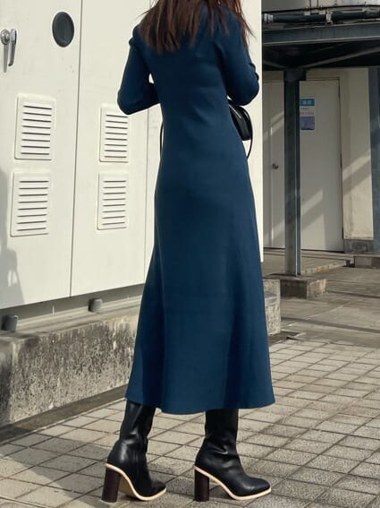 ブラック系のブーツ、ブラック系のハンドバッグ、ブルー系のワンピースを着用したレディースの冬コーディネートの3枚目の写真