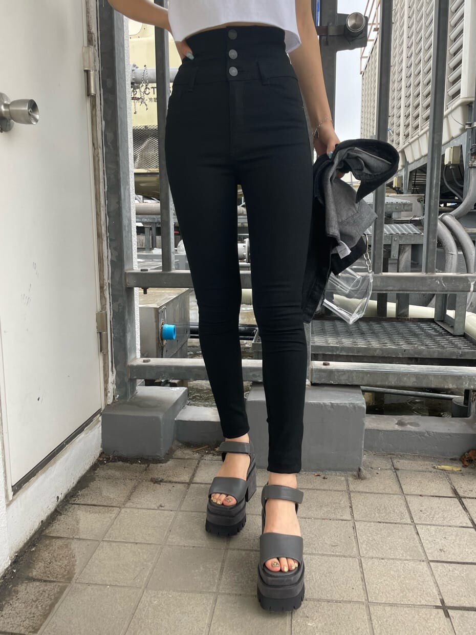 ブラック系のデニムパンツ、その他のハンドバッグ、グレー系のサンダルを着用したレディースの夏コーディネートの7枚目の写真