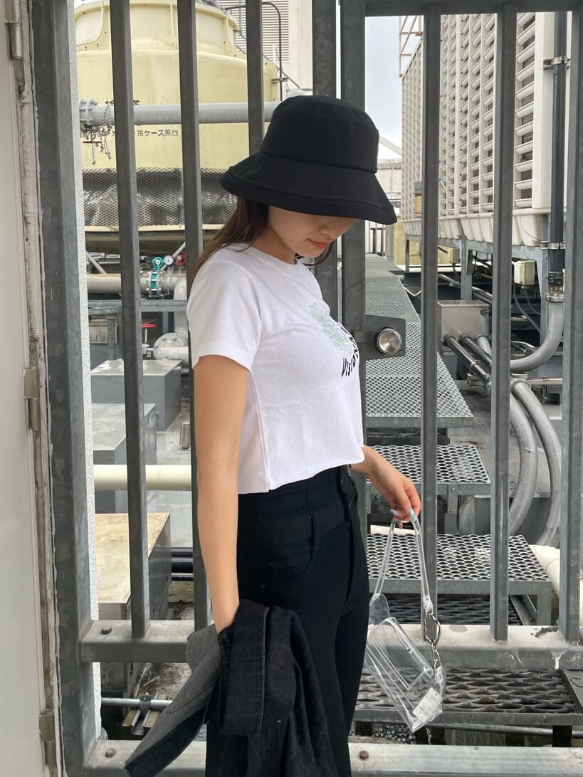 ブラック系のデニムパンツ、その他のハンドバッグ、グレー系のサンダルを着用したレディースの夏コーディネートの6枚目の写真