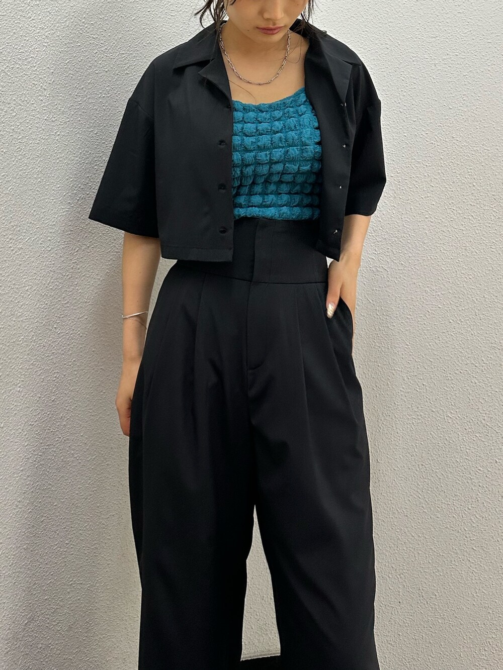 ブラック系のサンダル、ブルー系のタンクトップ、ブラック系のその他パンツを着用したレディースの夏コーディネートの5枚目の写真