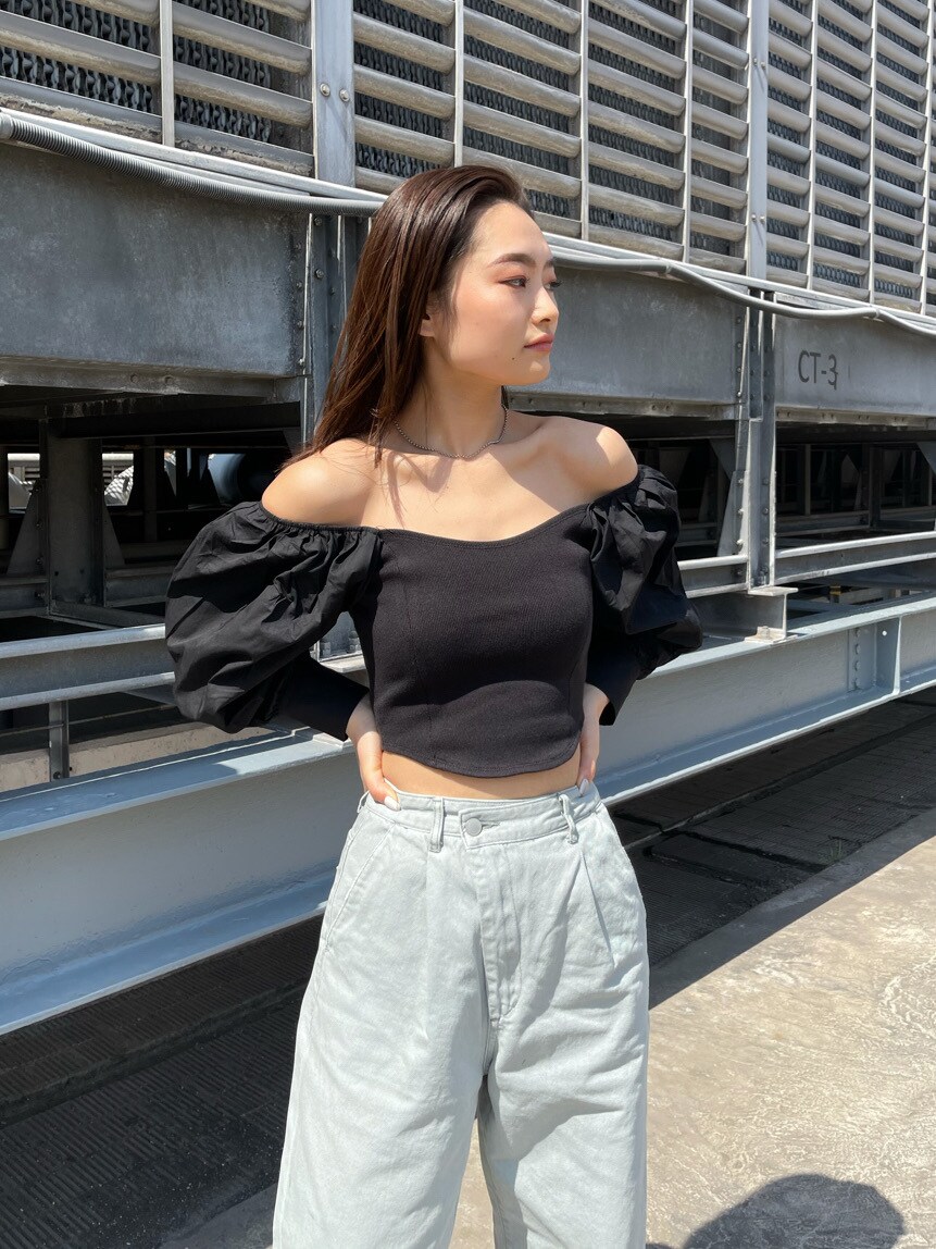 ホワイト系のサンダル、グリーン系のデニムパンツ、ブラック系のシャツ/ブラウスを着用したレディースの春コーディネートの3枚目の写真