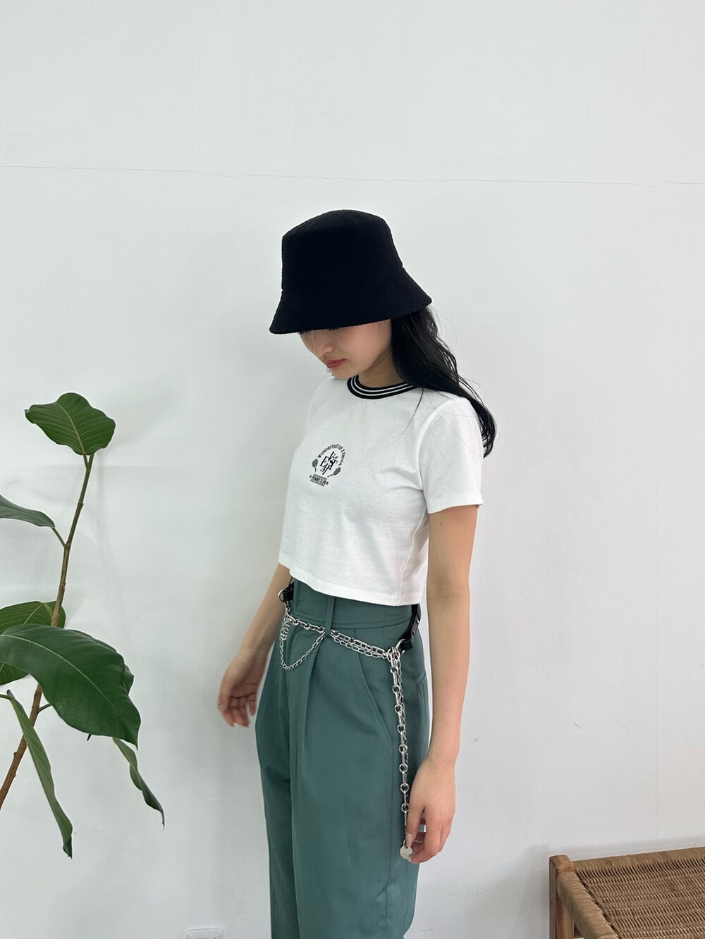 グリーン系のその他パンツ、ホワイト系のTシャツ/カットソー、ブラック系のサンダルを着用したレディースの夏コーディネートの4枚目の写真