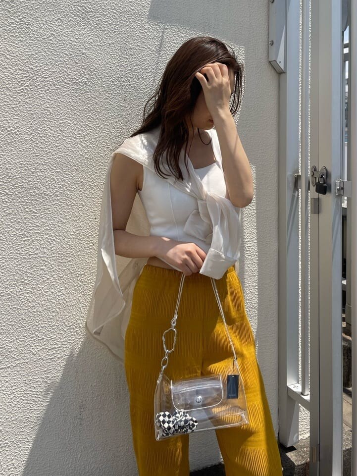 ホワイト系のタンクトップ、ホワイト系のシャツ/ブラウス、イエロー系のその他パンツを着用したレディースの春コーディネートの3枚目の写真