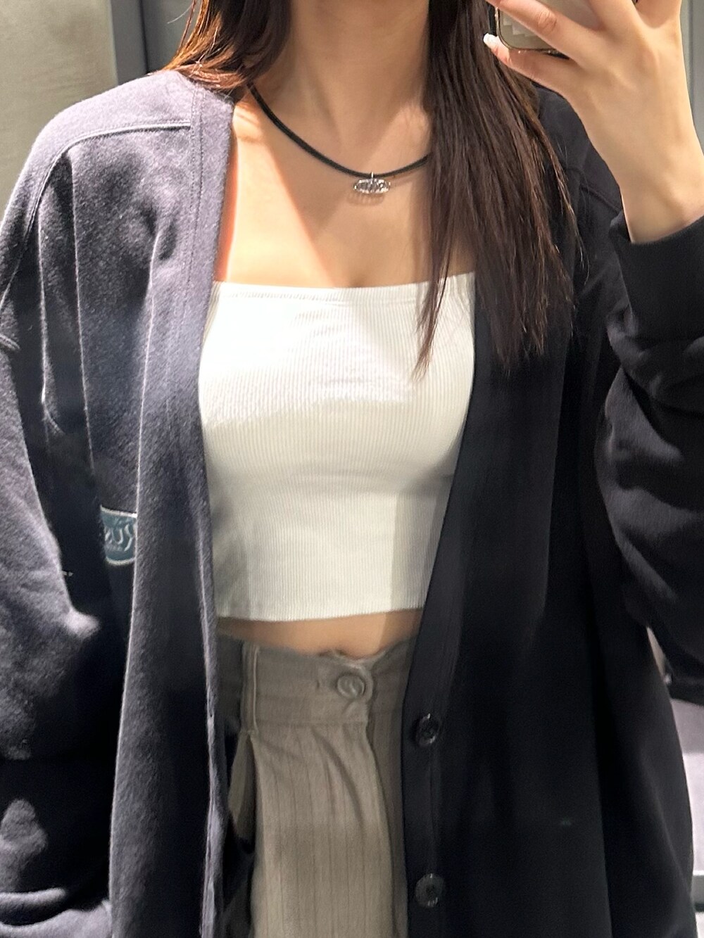 ブラック系のカーディガン/ボレロ、その他のその他パンツ、ホワイト系のキャミソールを着用したレディースの春コーディネートの6枚目の写真