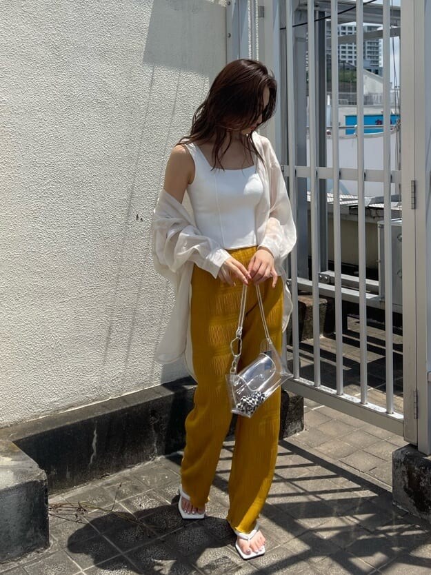 ホワイト系のタンクトップ、ホワイト系のシャツ/ブラウス、イエロー系のその他パンツを着用したレディースの春コーディネートの4枚目の写真