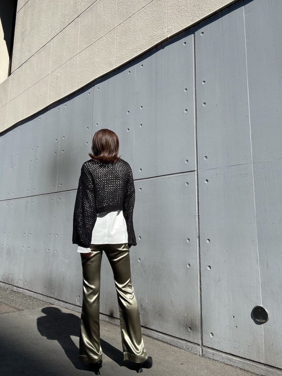 ブラック系のサンダル、ベージュ系のその他パンツ、ブラック系のニット/セーターを着用したレディースの春コーディネートの2枚目の写真