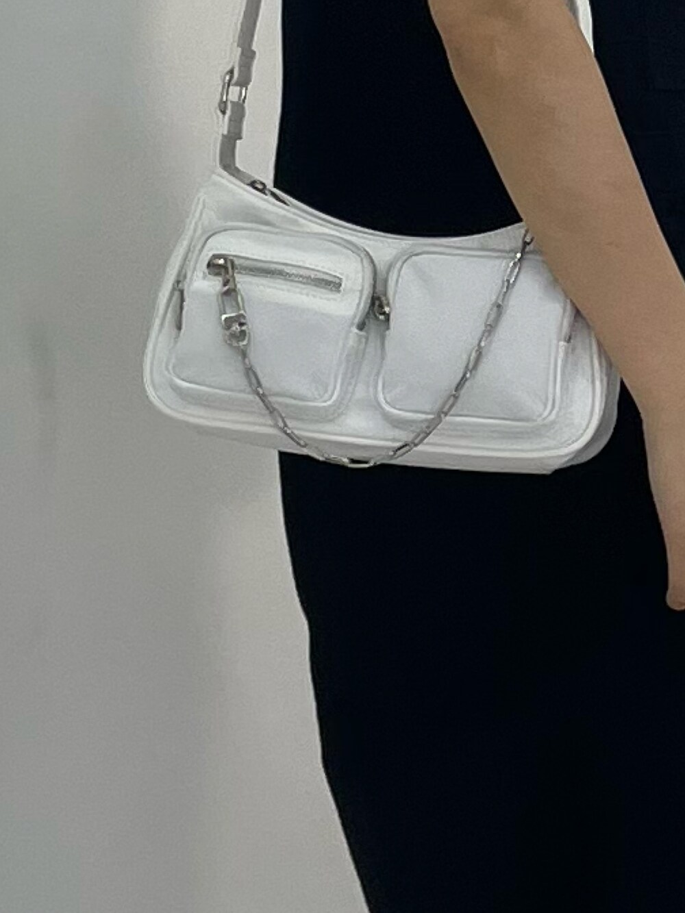 ブラック系のサロペット/オーバーオール、ホワイト系のハンドバッグ、ブラック系のサンダルを着用したレディースの春コーディネートの6枚目の写真