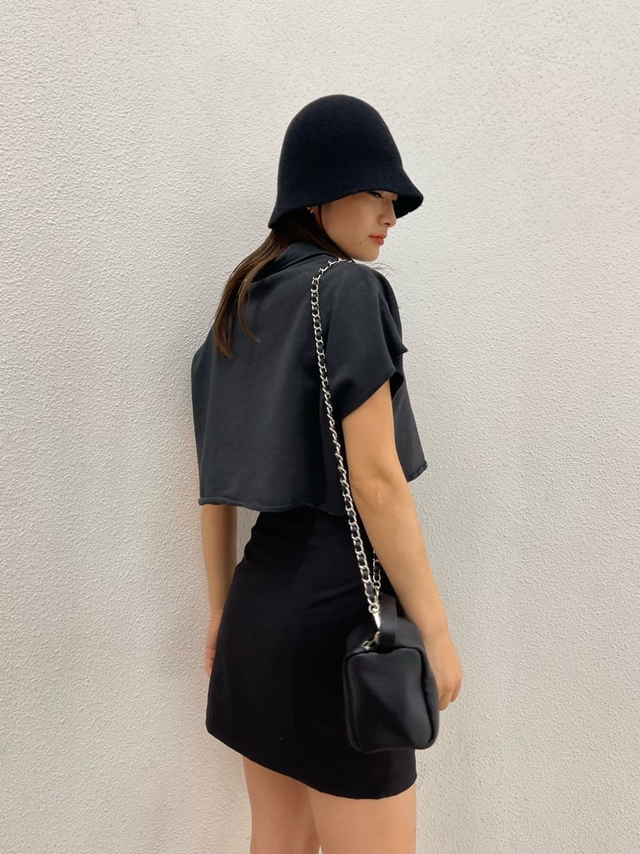 ブラック系のスカート、ブラック系のサンダル、ブラック系のTシャツ/カットソーを着用したレディースの夏コーディネートの4枚目の写真