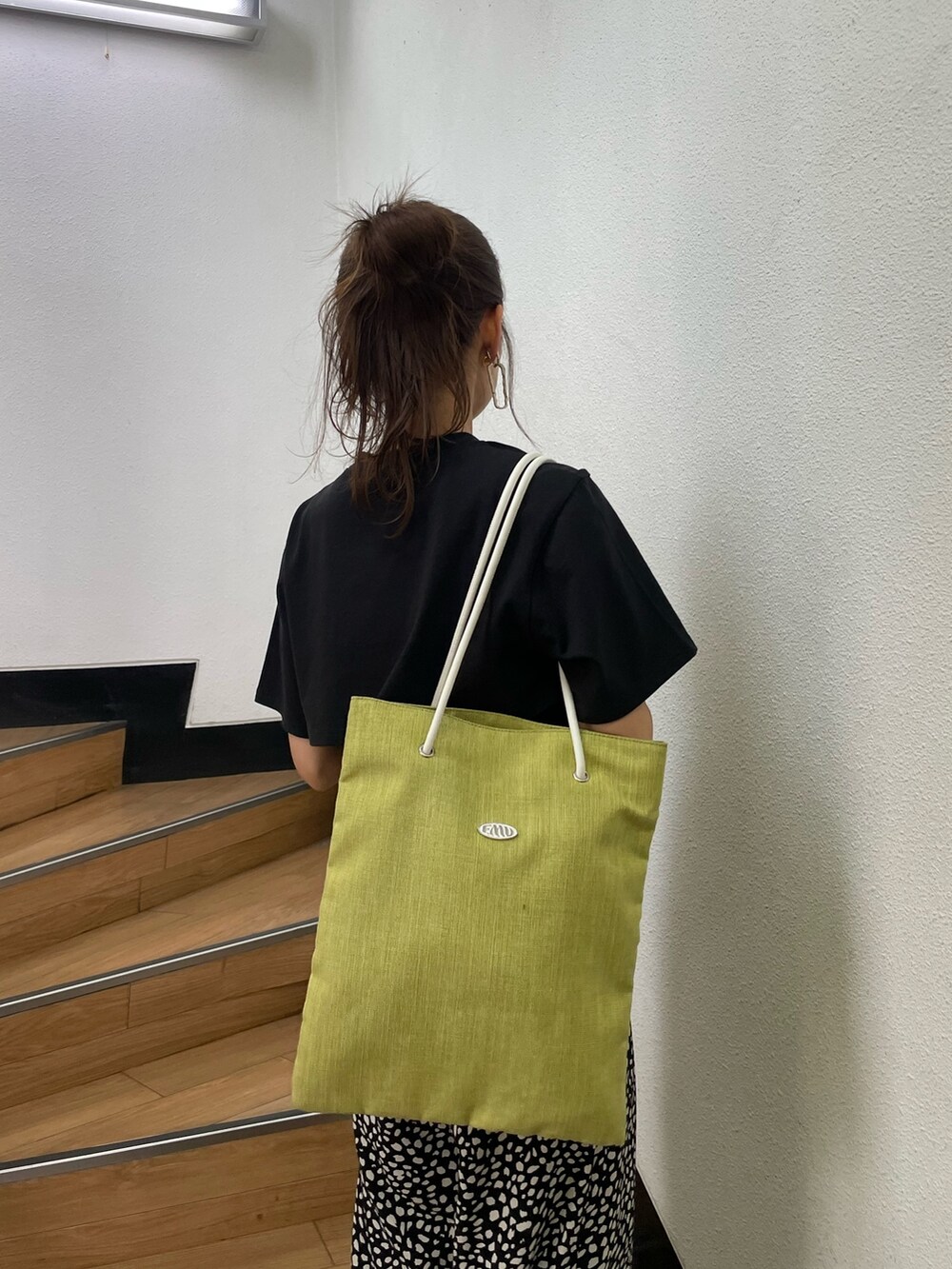 ブラック系のTシャツ/カットソー、その他のその他パンツ、ブラック系のサンダルを着用したレディースの春コーディネートの4枚目の写真