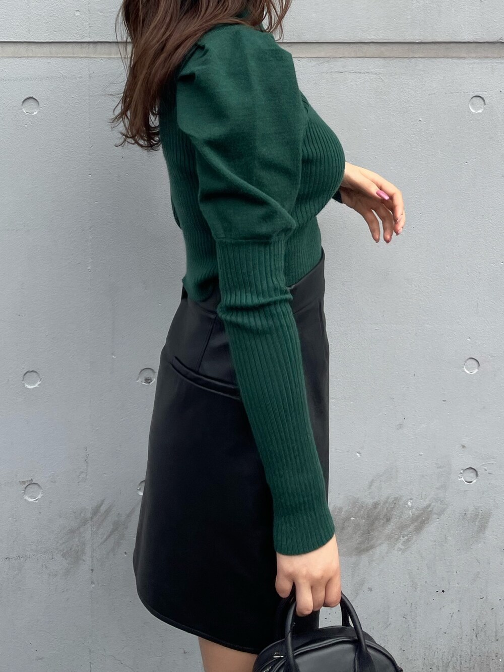 グレー系のブルゾン、その他のスカート、ブラック系のブーツを着用したレディースの秋コーディネートの9枚目の写真