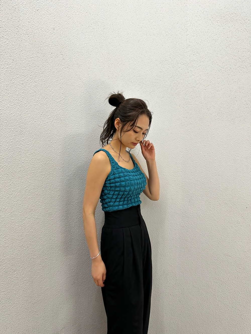 ブラック系のサンダル、ブルー系のタンクトップ、ブラック系のその他パンツを着用したレディースの夏コーディネートの2枚目の写真