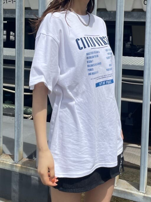 ブラック系のサンダル、ブラック系のデニムパンツ、ホワイト系のTシャツ/カットソーを着用したレディースの春コーディネートの5枚目の写真