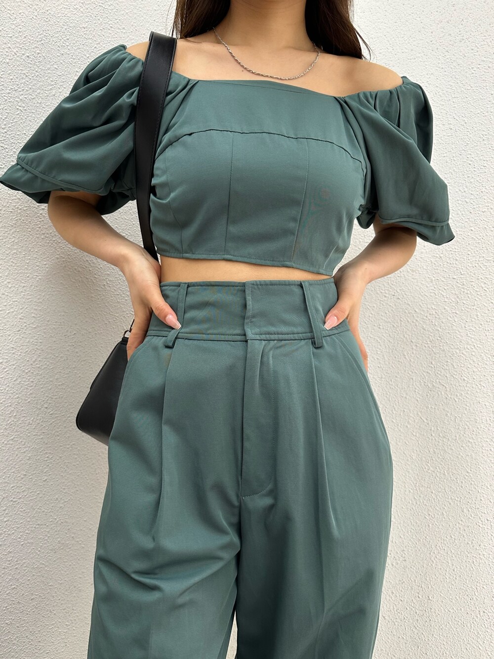 グリーン系のその他パンツ、グリーン系のシャツ/ブラウス、ブラック系のサンダルを着用したレディースの春コーディネートの7枚目の写真