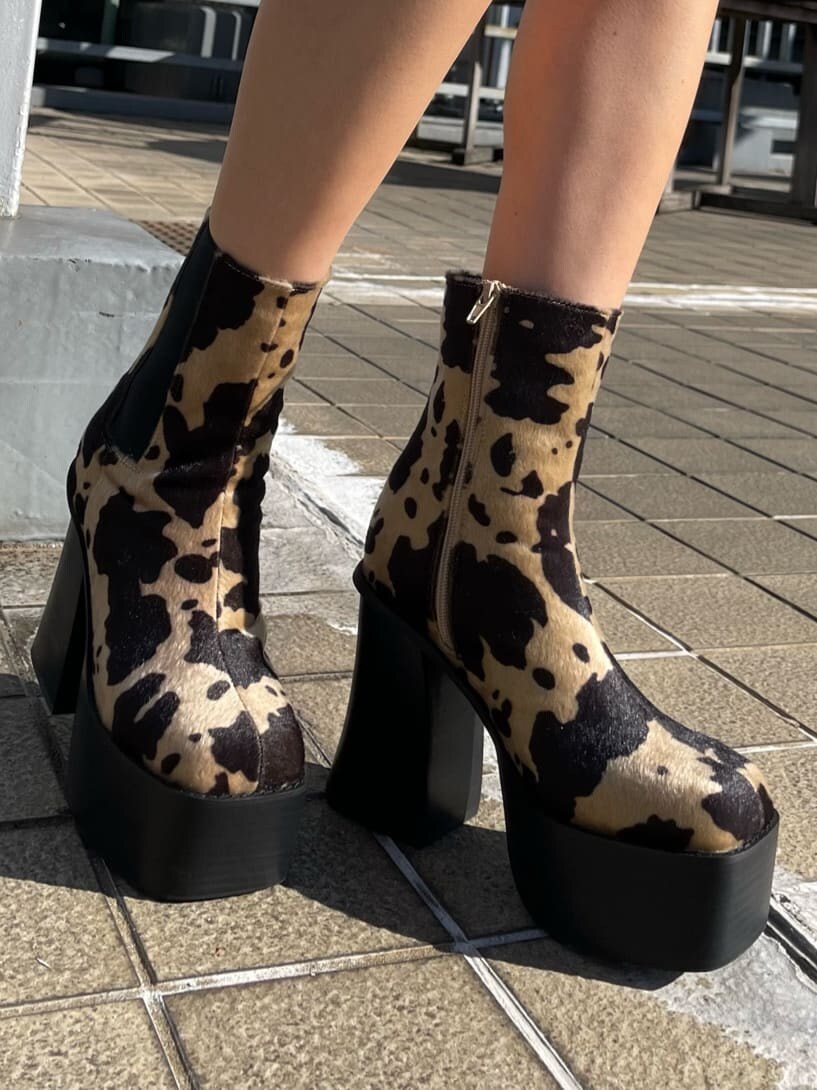 その他のブーツ、ブラック系のニット/セーター、ブラック系のスカートを着用したレディースの冬コーディネートの10枚目の写真