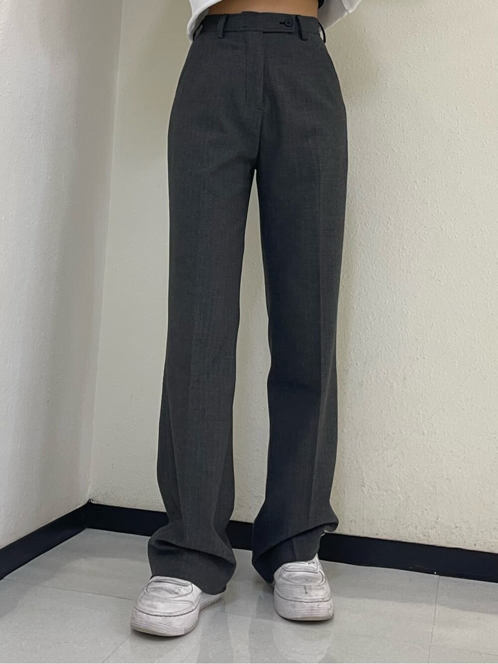 グレー系のムートンコート、ホワイト系のTシャツ/カットソー、グレー系のその他パンツを着用したレディースの冬コーディネートの8枚目の写真