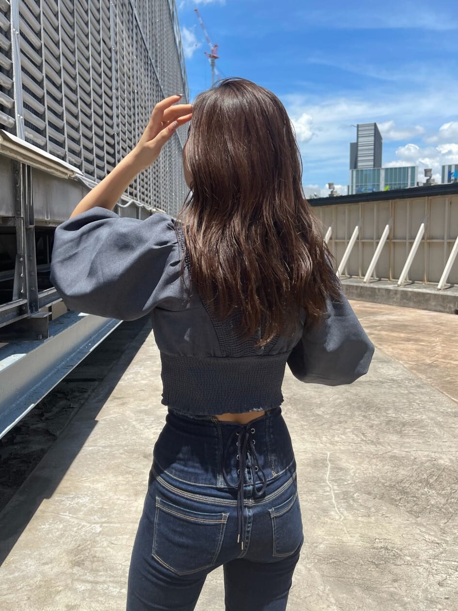 ブラック系のサンダル、ブルー系のデニムパンツ、ブルー系のシャツ/ブラウスを着用したレディースの夏コーディネートの3枚目の写真