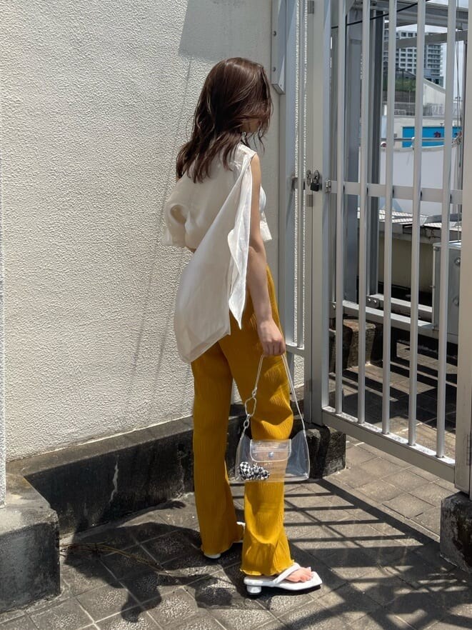 ホワイト系のタンクトップ、ホワイト系のシャツ/ブラウス、イエロー系のその他パンツを着用したレディースの春コーディネートの2枚目の写真