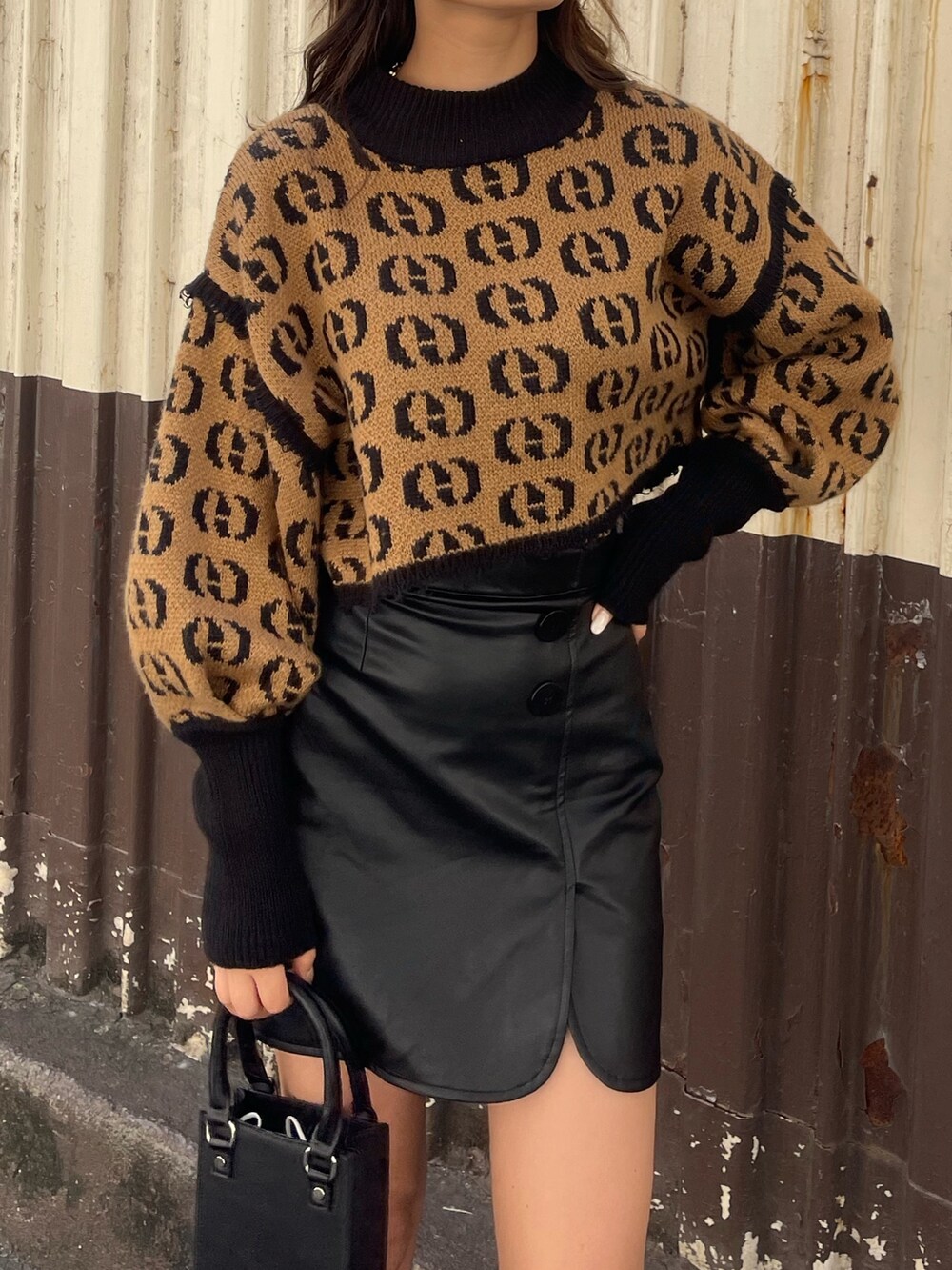 その他のニット/セーター、その他のスカート、ブラック系のハンドバッグを着用したレディースの秋コーディネートの4枚目の写真