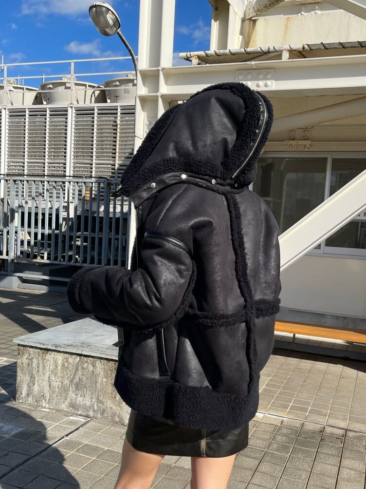 その他のブーツ、ブラック系のニット/セーター、ブラック系のスカートを着用したレディースの冬コーディネートの7枚目の写真