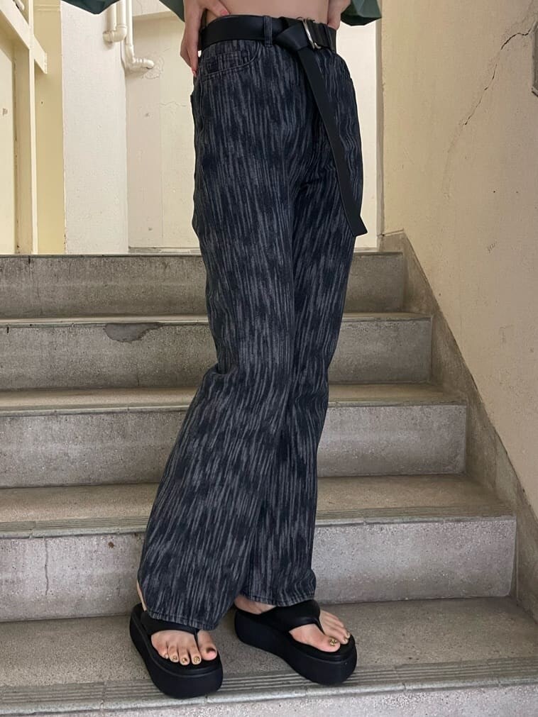 ブルー系のシャツ/ブラウス、ブラック系のデニムパンツ、ブラック系のサンダルを着用したレディースの夏コーディネートの10枚目の写真