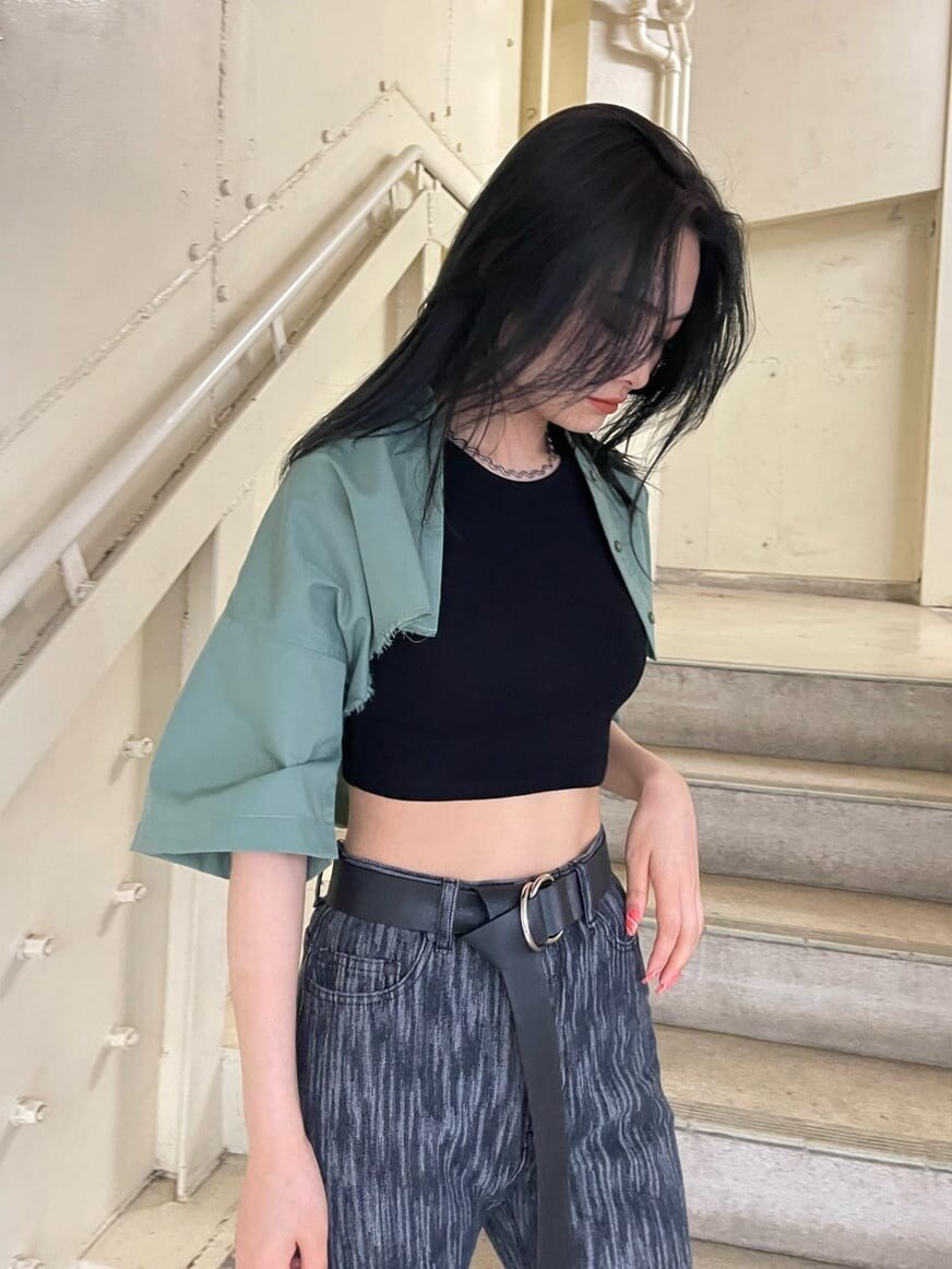 ブルー系のシャツ/ブラウス、ブラック系のデニムパンツ、ブラック系のサンダルを着用したレディースの夏コーディネートの5枚目の写真