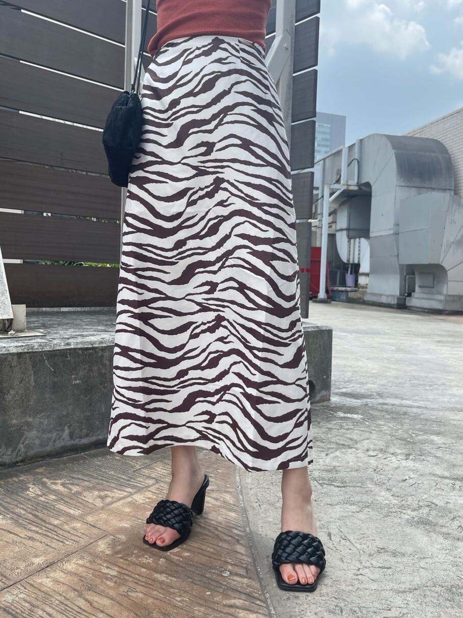 その他のスカート、ブラック系のハンドバッグ、ブラック系のサンダルを着用したレディースの夏コーディネートの5枚目の写真