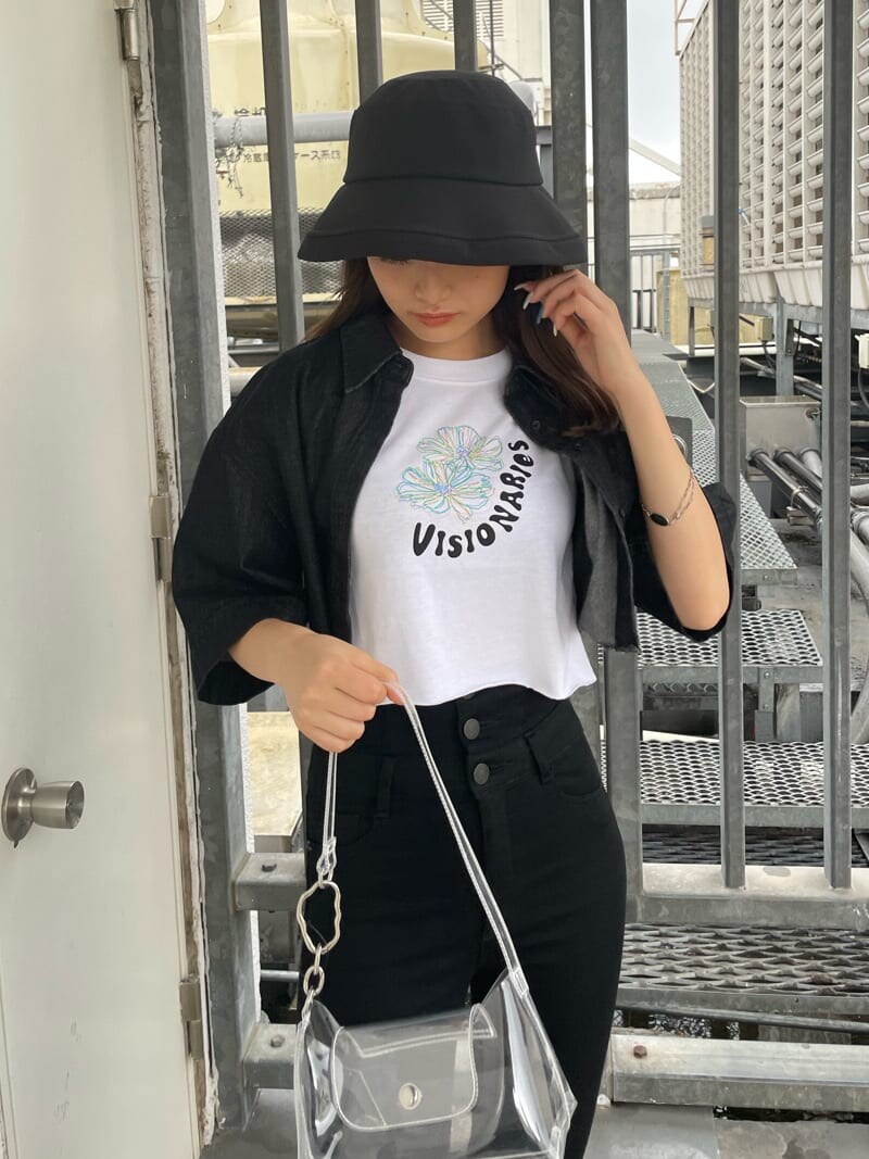 ブラック系のデニムパンツ、その他のハンドバッグ、グレー系のサンダルを着用したレディースの夏コーディネートの4枚目の写真