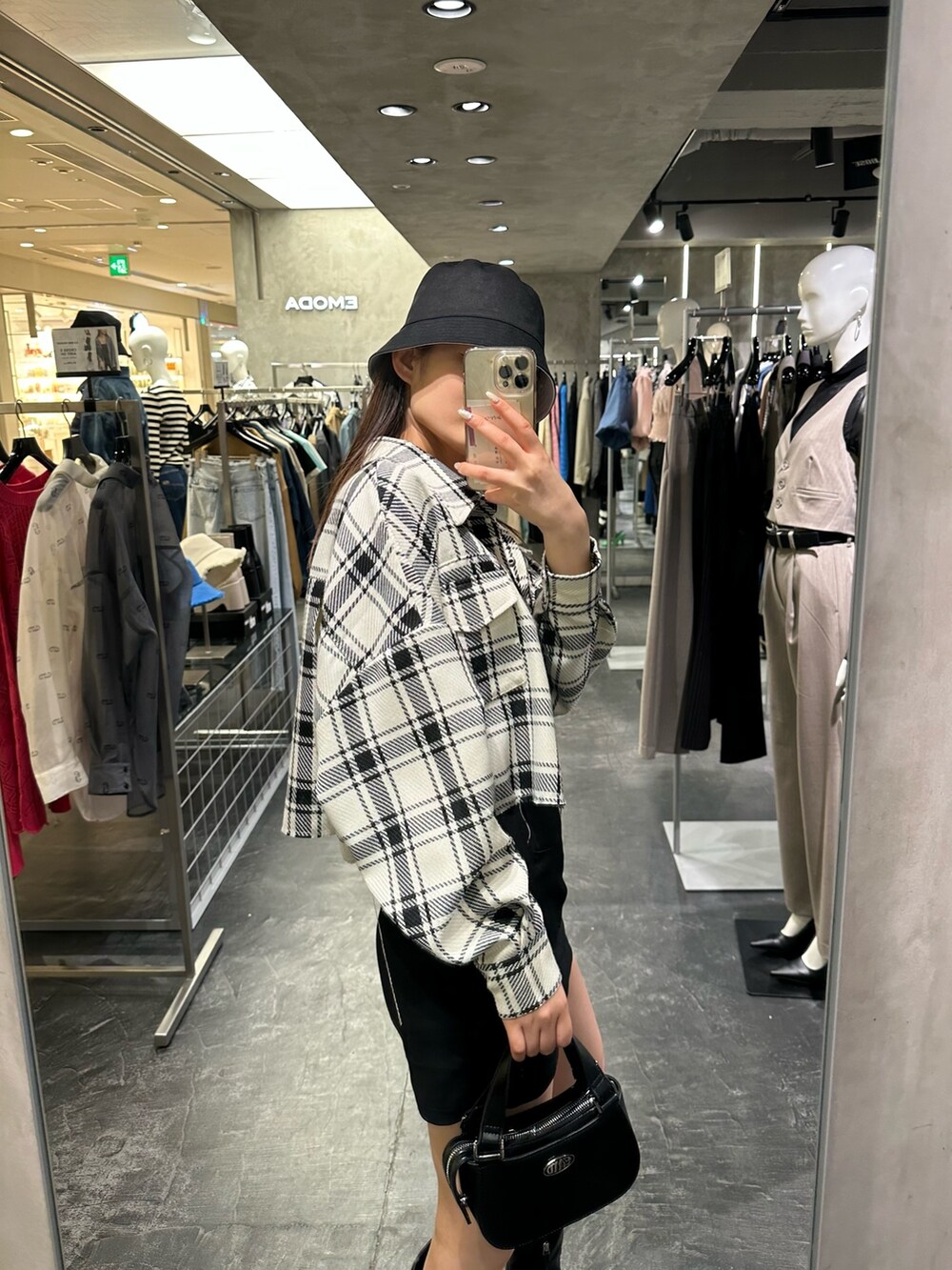 ホワイト系のキャミソール、ブラック系のハンドバッグ、その他のシャツ/ブラウスを着用したレディースの春コーディネートの4枚目の写真