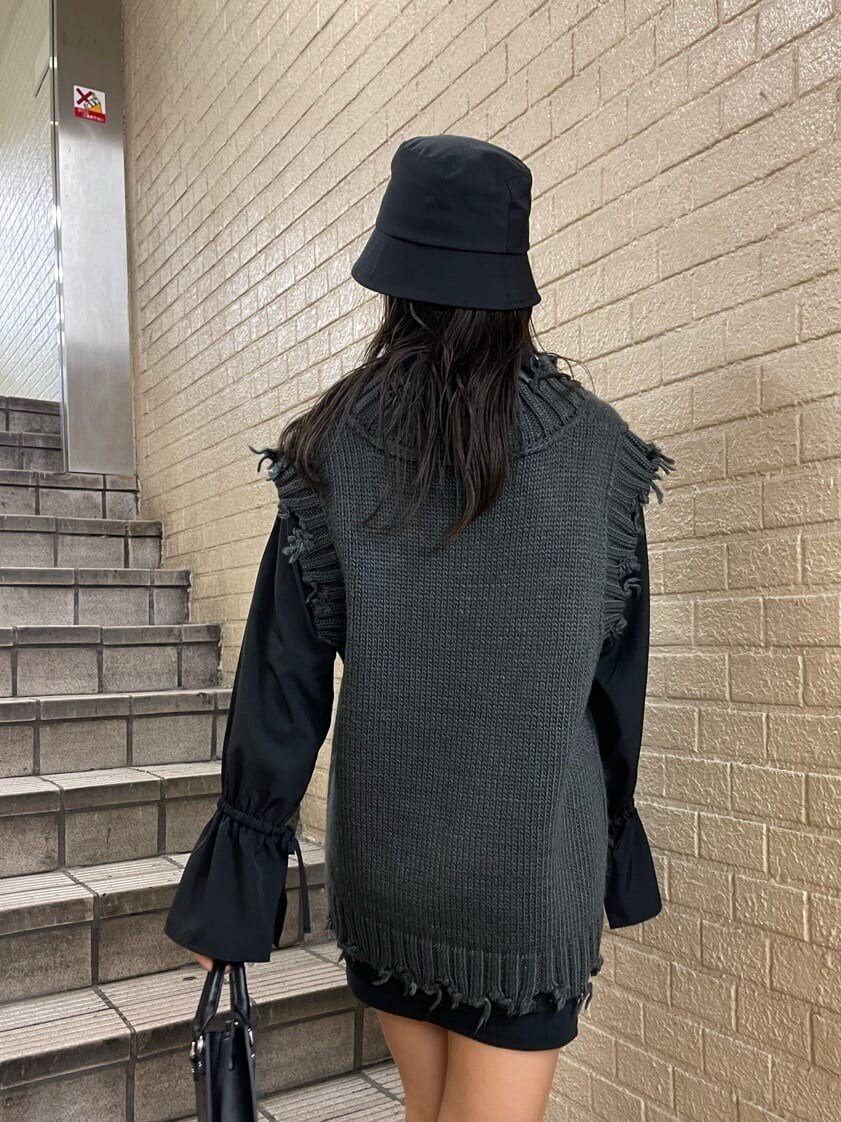 ブラック系のブーツ、ブラック系のスカート、ブラック系のシャツ/ブラウスを着用したレディースの秋コーディネートの6枚目の写真