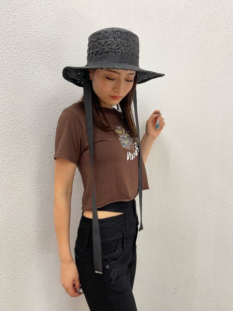 ブラウン系のTシャツ/カットソー、ブラック系のデニムパンツ、ブラック系のサンダルを着用したレディースの夏コーディネートの4枚目の写真