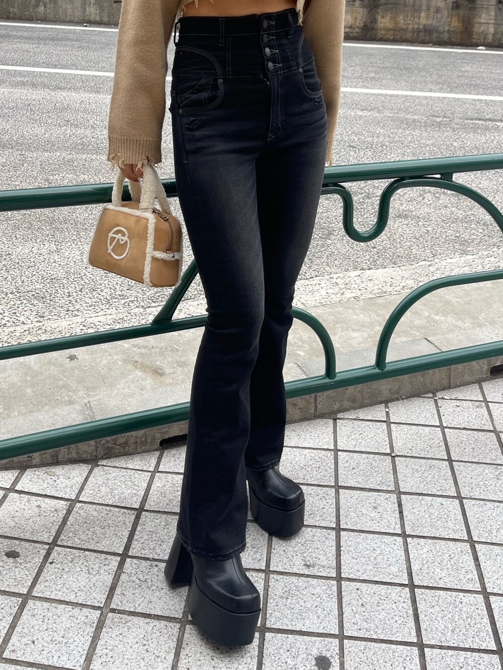 その他のニット/セーター、ベージュ系のハンドバッグ、ブラック系のブーツを着用したレディースの冬コーディネートの5枚目の写真