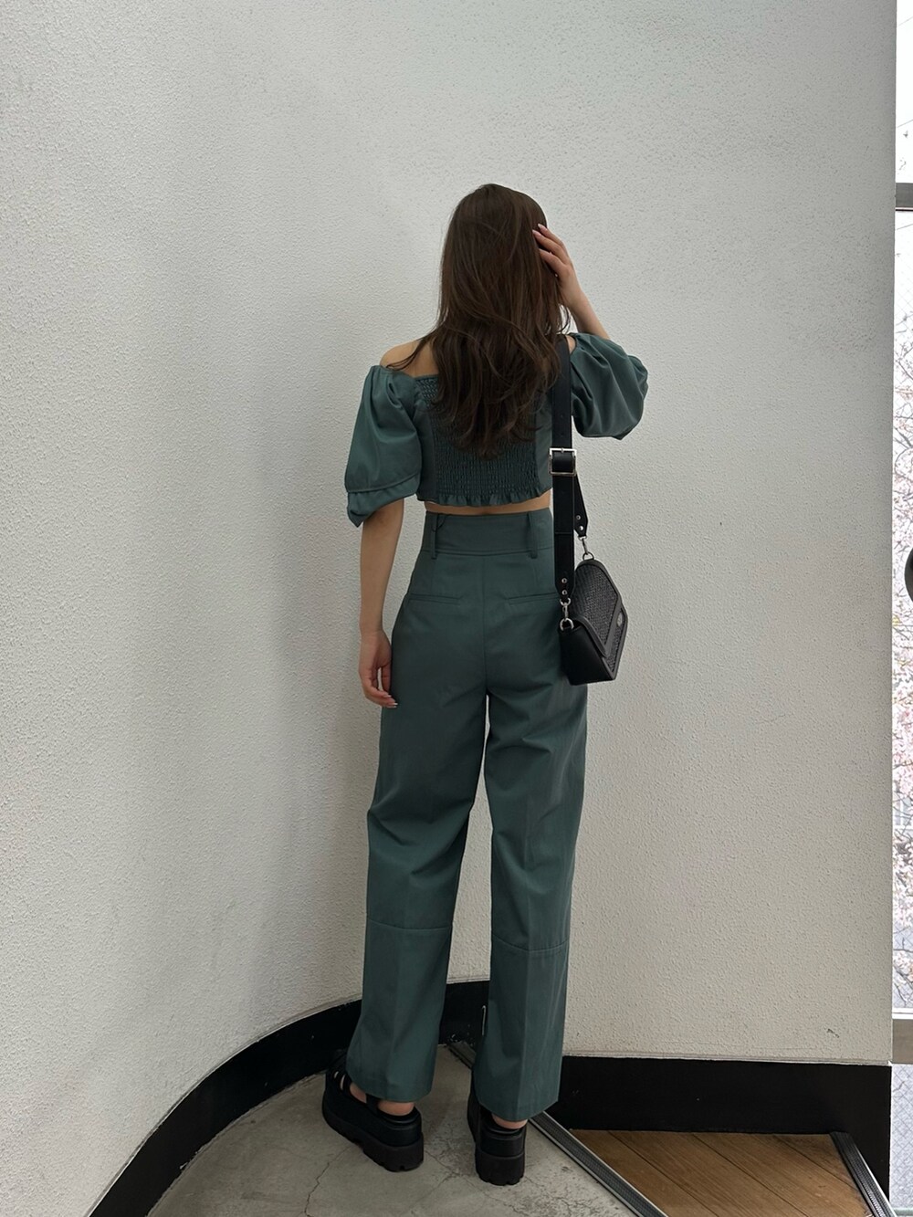 グリーン系のその他パンツ、グリーン系のシャツ/ブラウス、ブラック系のサンダルを着用したレディースの春コーディネートの2枚目の写真