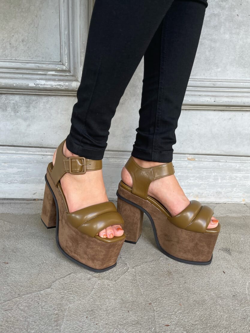 ブラック系のハンドバッグ、ブラウン系のサンダル、ホワイト系のTシャツ/カットソーを着用したレディースの夏コーディネートの5枚目の写真