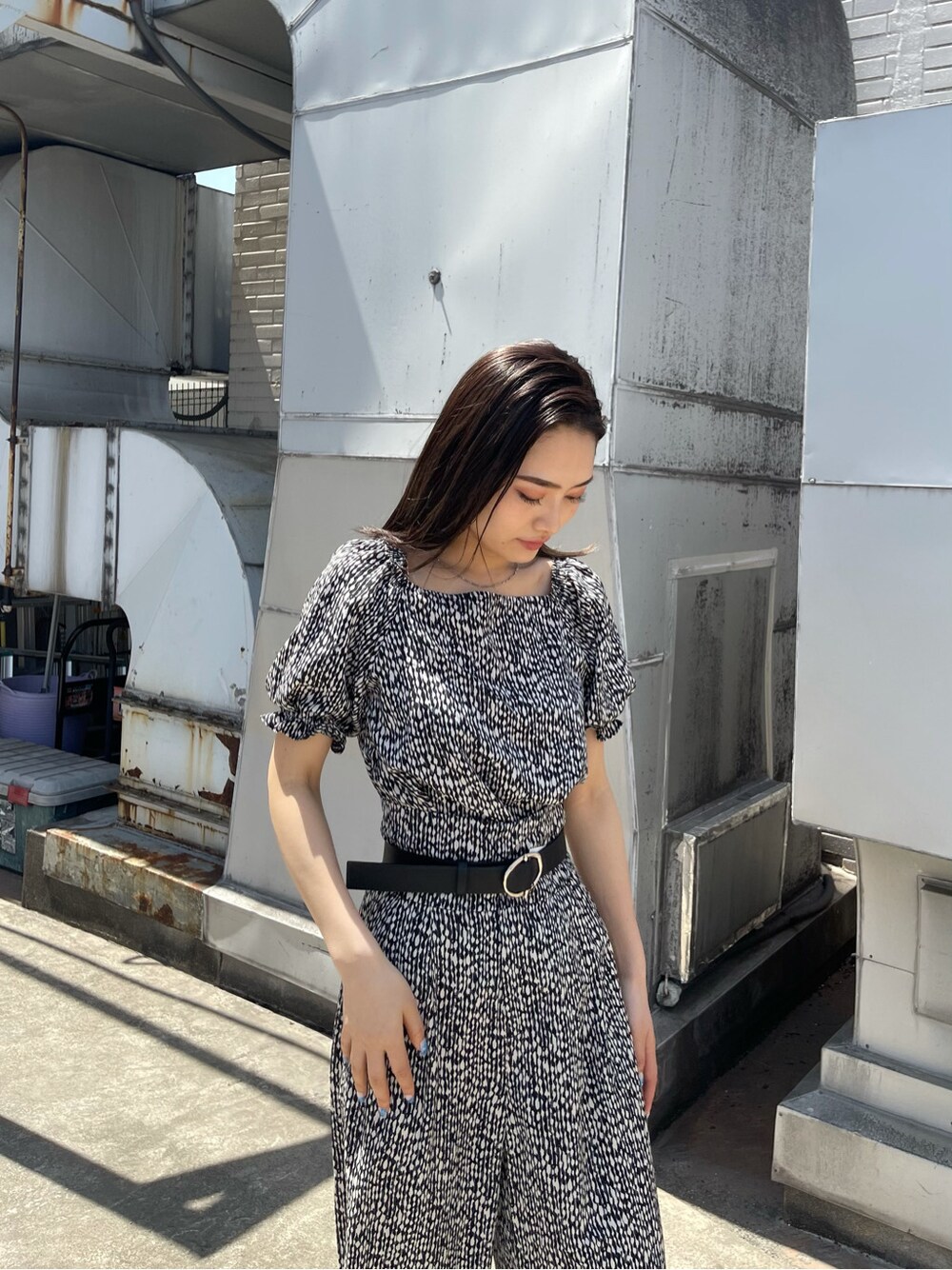 その他のシャツ/ブラウス、その他のその他パンツ、ブラック系のサンダルを着用したレディースの春コーディネートの4枚目の写真