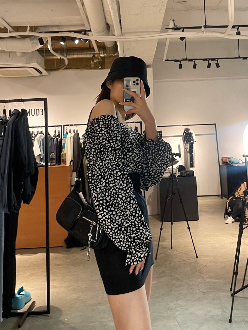 ブラック系のスカート、ブラック系のブーツ、その他のシャツ/ブラウスを着用したレディースの春コーディネートの4枚目の写真