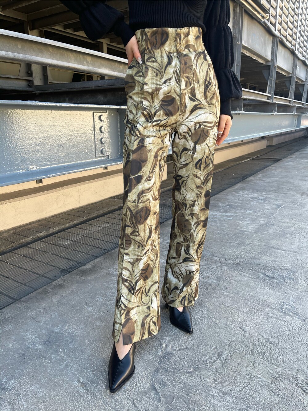 ブラック系のサンダル、ブラック系のニット/セーター、その他のその他パンツを着用したレディースの冬コーディネートの5枚目の写真