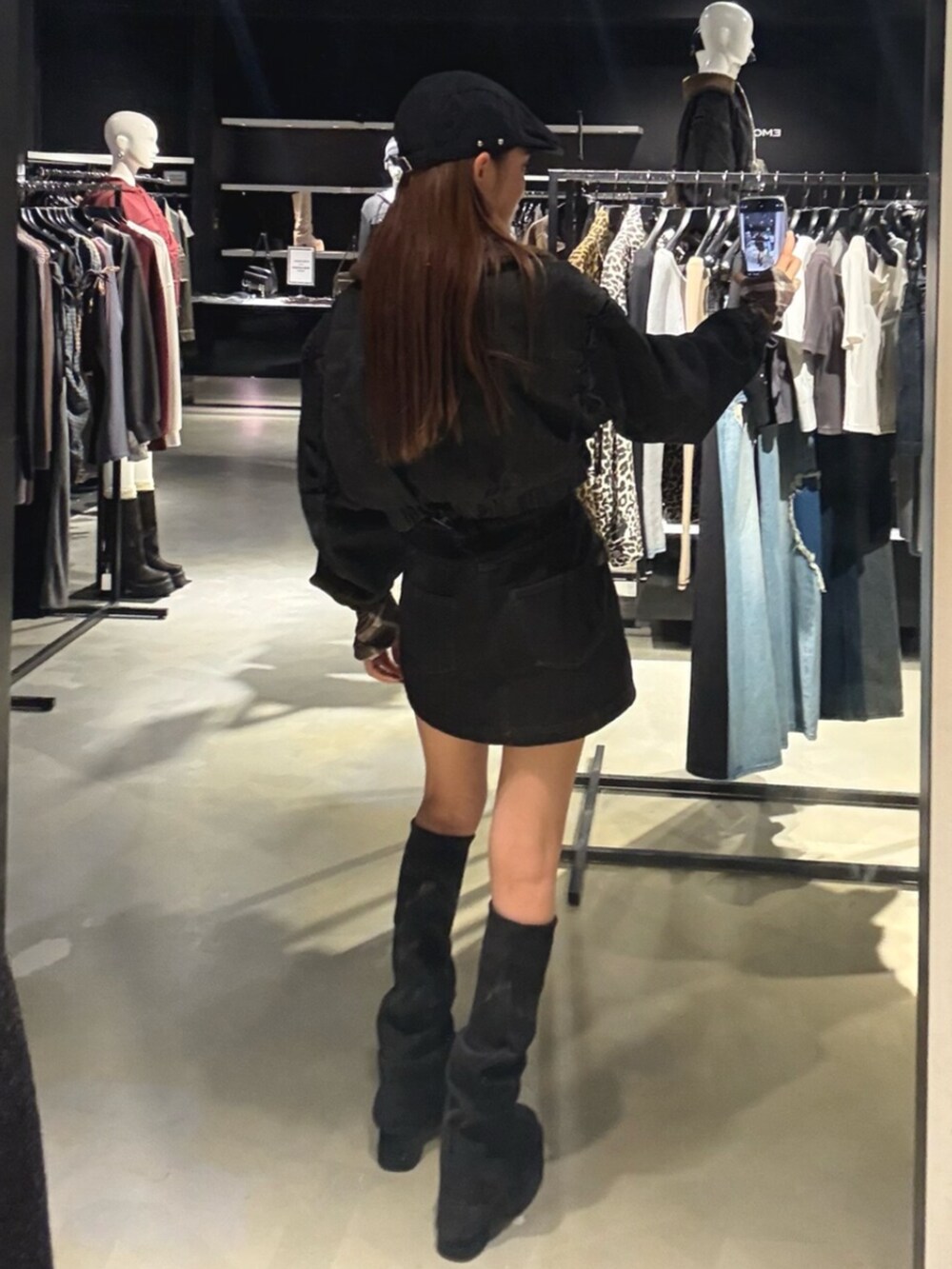 ブラウン系のTシャツ/カットソー、ブラック系のスカート、ブラック系のブーツを着用したレディースの秋コーディネートの3枚目の写真