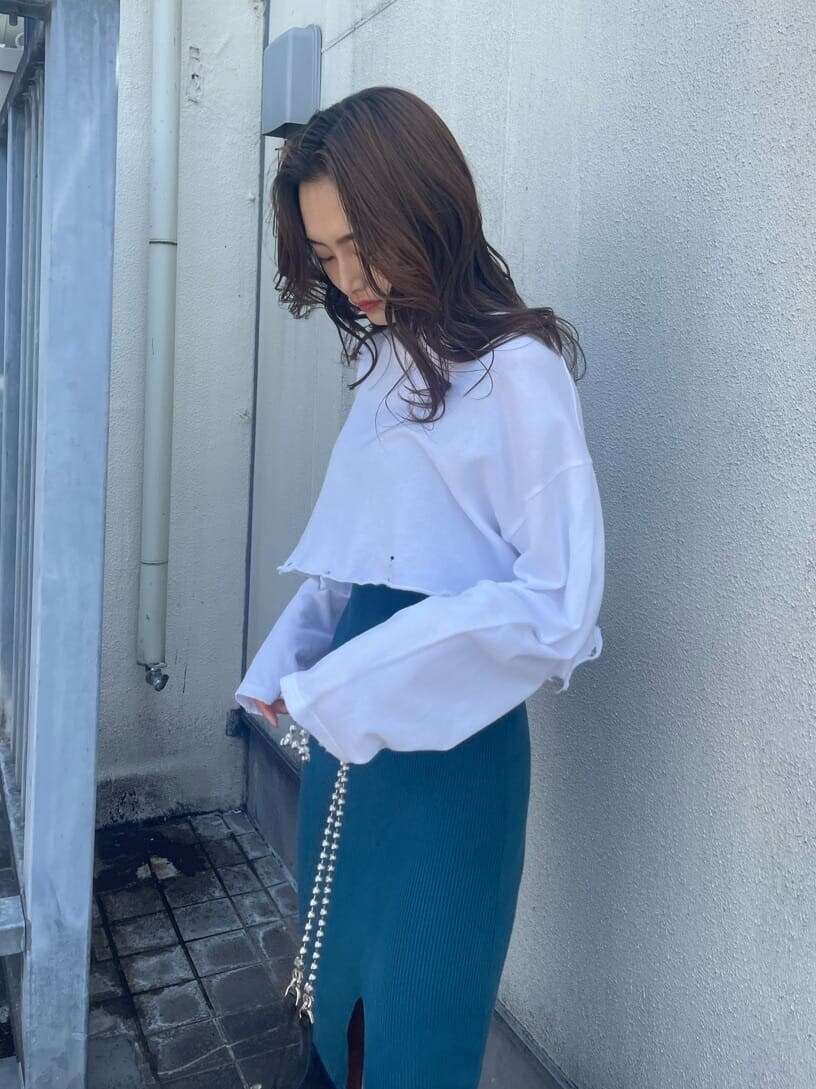 ブラック系のハンドバッグ、ホワイト系のTシャツ/カットソー、ブラック系のサンダルを着用したレディースの春コーディネートの8枚目の写真