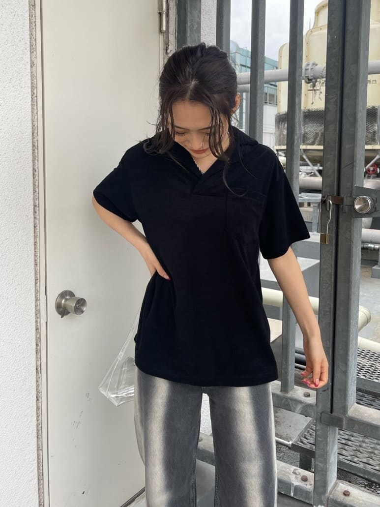 ブラック系のサンダル、ブラック系のデニムパンツ、その他のハンドバッグを着用したレディースの春コーディネートの6枚目の写真