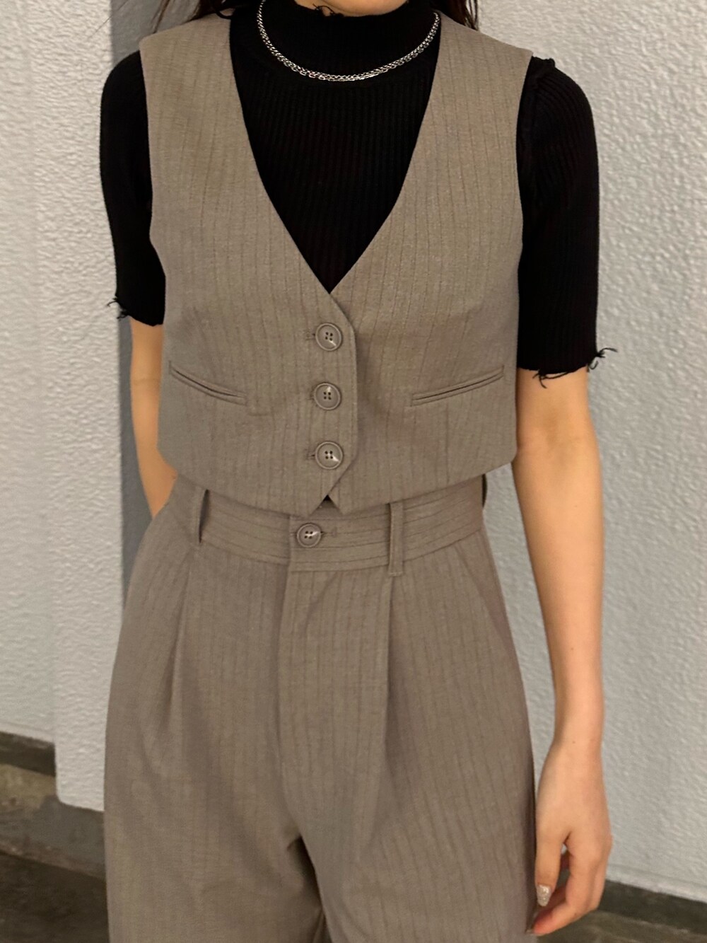 その他のベスト、その他のその他パンツ、ブラック系のパンプスを着用したレディースの春コーディネートの5枚目の写真