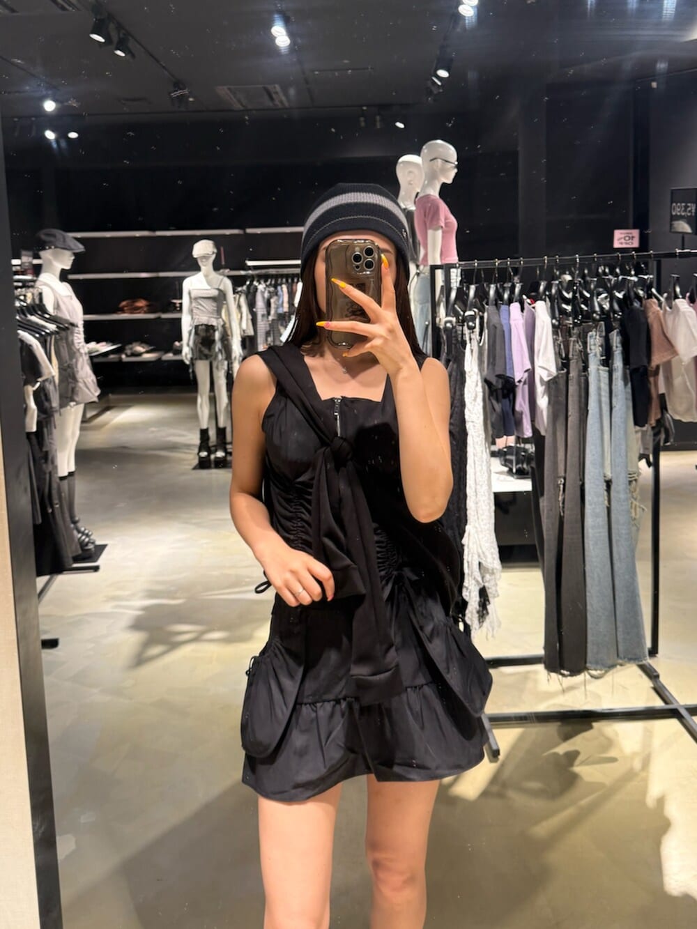 ブラック系のスカート、ブラック系のサンダル、ブラック系のTシャツ/カットソーを着用したレディースの夏コーディネートの5枚目の写真