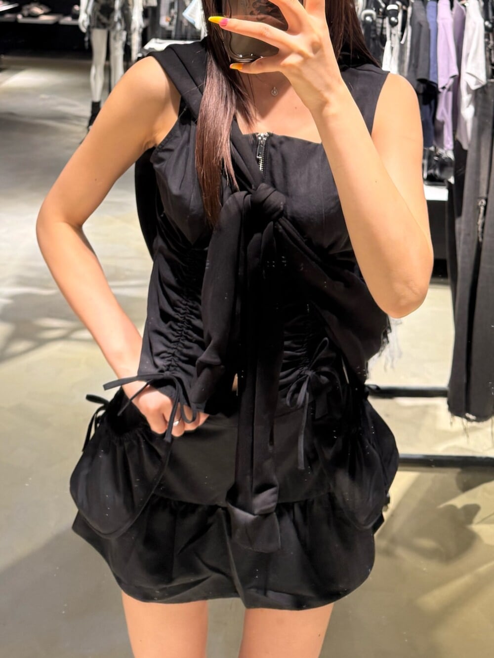 ブラック系のスカート、ブラック系のサンダル、ブラック系のTシャツ/カットソーを着用したレディースの夏コーディネートの8枚目の写真