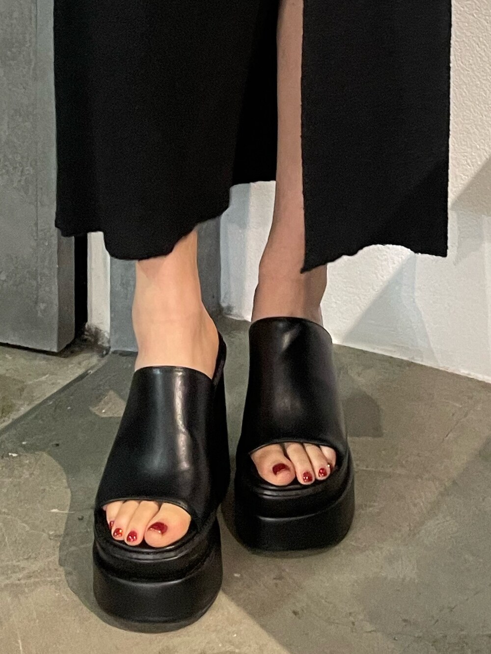 ホワイト系のキャミソール、グレー系のシャツ/ブラウス、その他のハンドバッグを着用したレディースの春コーディネートの8枚目の写真