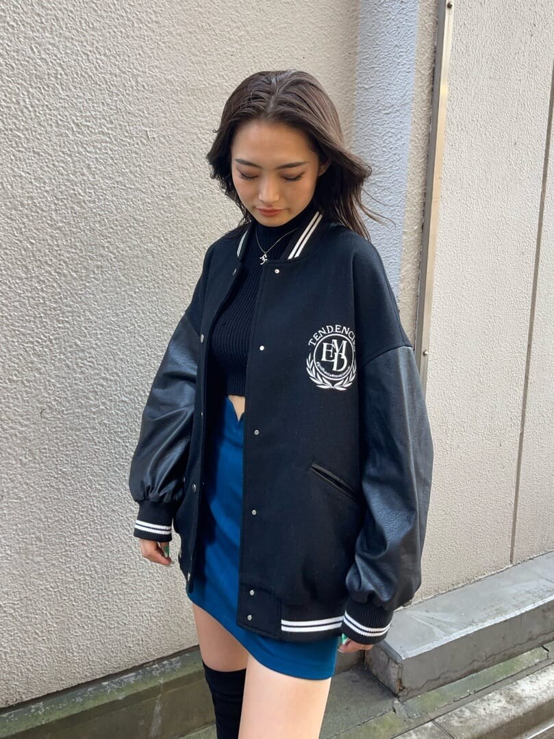 ブラック系のブーツ、ブルー系のスカート、ブラック系のブルゾンを着用したレディースの秋コーディネートの4枚目の写真