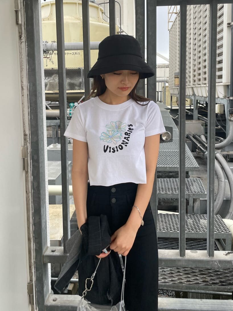 ブラック系のデニムパンツ、その他のハンドバッグ、グレー系のサンダルを着用したレディースの夏コーディネートの5枚目の写真