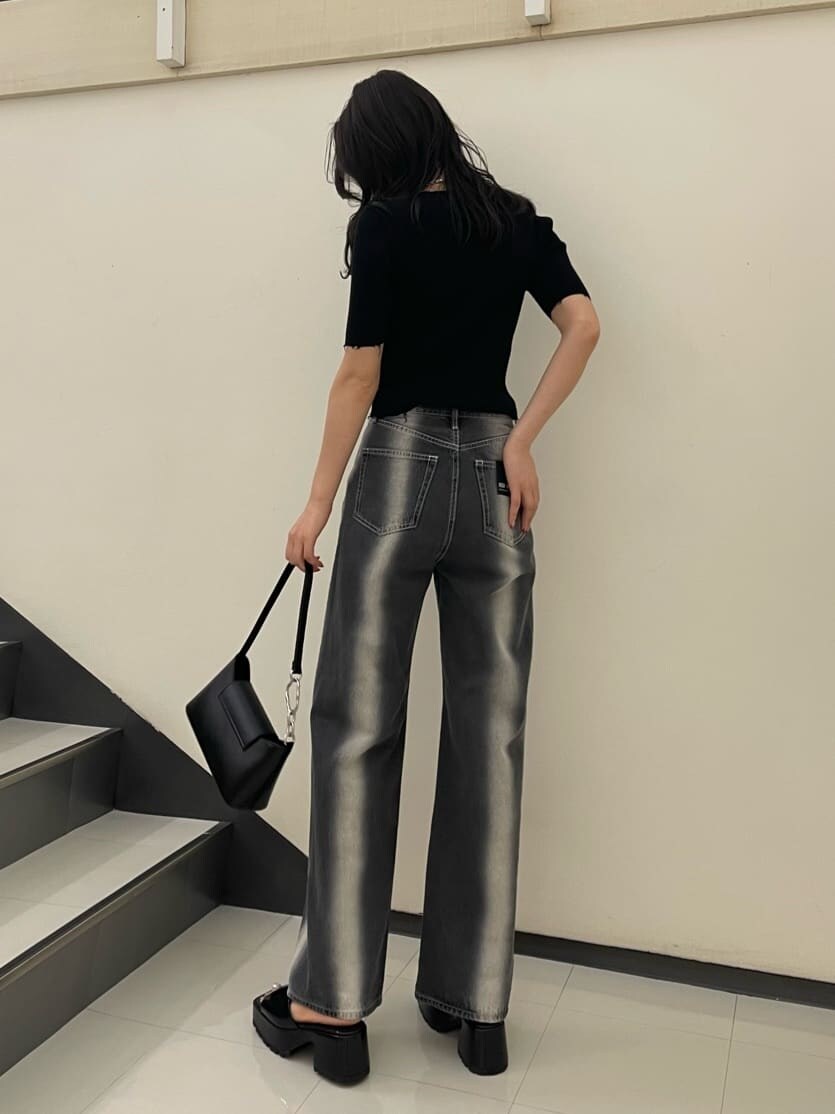 ブラック系のサンダル、ブラック系のハンドバッグ、ブラック系のデニムパンツを着用したレディースの春コーディネートの9枚目の写真