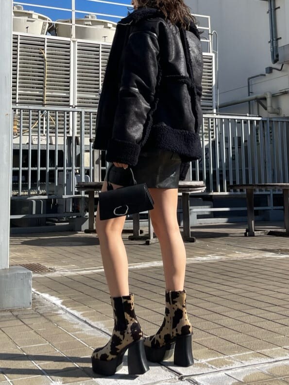 その他のブーツ、ブラック系のニット/セーター、ブラック系のスカートを着用したレディースの冬コーディネートの5枚目の写真