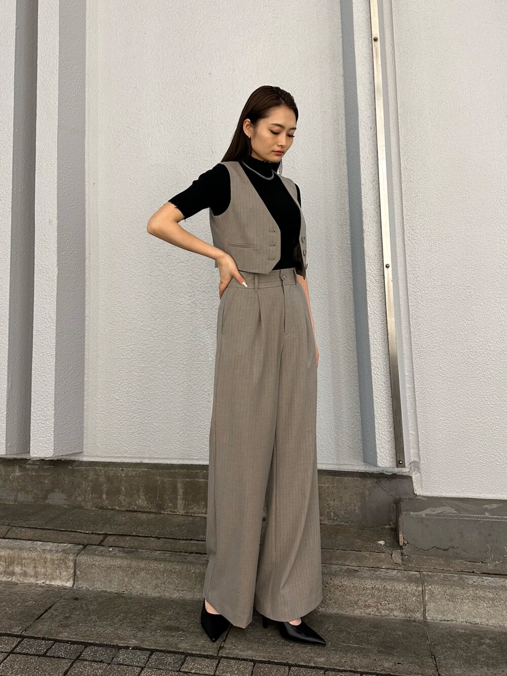 その他のベスト、その他のその他パンツ、ブラック系のパンプスを着用したレディースの春コーディネートの2枚目の写真